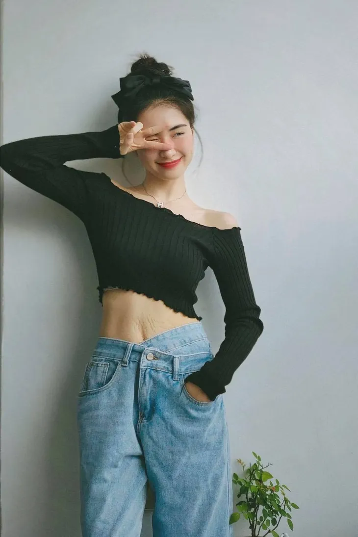 Hòa Minzy bất ngờ khoe ảnh bụng đầy vết rạn hậu sinh con - Ảnh 3. Hòa Minzy bất ngờ khoe ảnh bụng đầy vết rạn hậu sinh con - Ảnh 3.