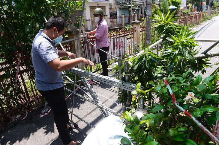 Tháo dỡ hàng trăm rào chắn ở vùng xanh TP Hồ Chí Minh - Ảnh 1. Tháo dỡ hàng trăm rào chắn ở vùng xanh TP Hồ Chí Minh - Ảnh 1.