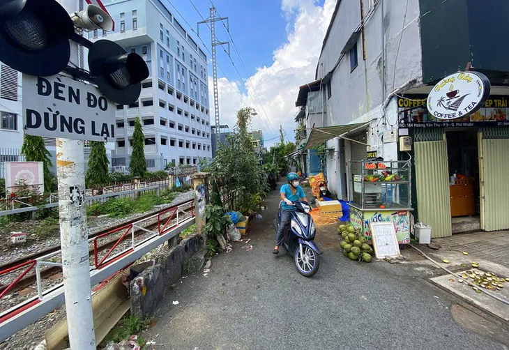 Tháo dỡ hàng trăm rào chắn ở vùng xanh TP Hồ Chí Minh - Ảnh 3. Tháo dỡ hàng trăm rào chắn ở vùng xanh TP Hồ Chí Minh - Ảnh 3.