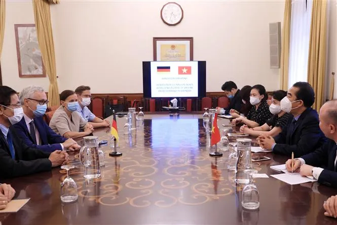Đức hỗ trợ Việt Nam thêm 2,6 triệu liều vaccine ngừa COVID-19 - Ảnh 2. Đức hỗ trợ Việt Nam thêm 2,6 triệu liều vaccine ngừa COVID-19 - Ảnh 2.