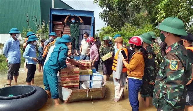 Bộ đội giúp dân dọn dẹp nhà cửa, tiếp tế nhu yếu phẩm sau mưa lũ - Ảnh 7. Bộ đội giúp dân dọn dẹp nhà cửa, tiếp tế nhu yếu phẩm sau mưa lũ - Ảnh 7.