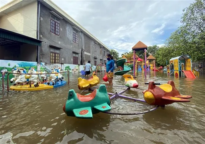 Bộ đội giúp dân dọn dẹp nhà cửa, tiếp tế nhu yếu phẩm sau mưa lũ - Ảnh 2. Bộ đội giúp dân dọn dẹp nhà cửa, tiếp tế nhu yếu phẩm sau mưa lũ - Ảnh 2.