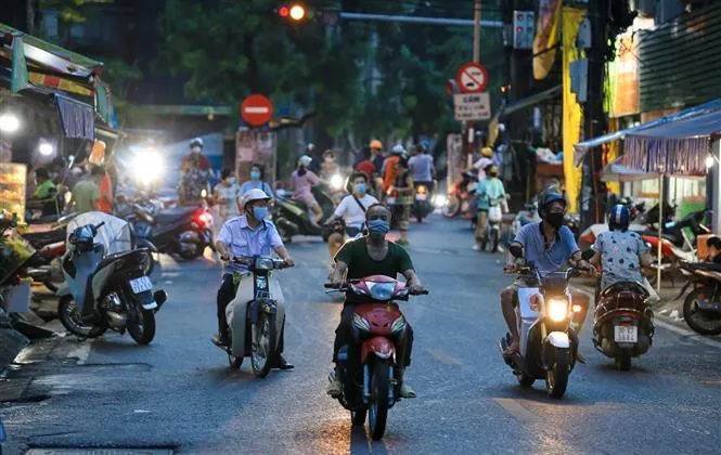 Nhịp sống bình thường mới dần trở lại với người dân phường Chương Dương (Hà Nội) - Ảnh 1. Nhịp sống bình thường mới dần trở lại với người dân phường Chương Dương (Hà Nội) - Ảnh 1.