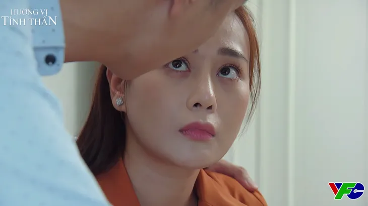 Hương vị tình thân phần 2 - Tập 43: Long an ủi vợ khi biết tin bố nuôi mang án giết người - Ảnh 2. Hương vị tình thân phần 2 - Tập 43: Long an ủi vợ khi biết tin bố nuôi mang án giết người - Ảnh 2.