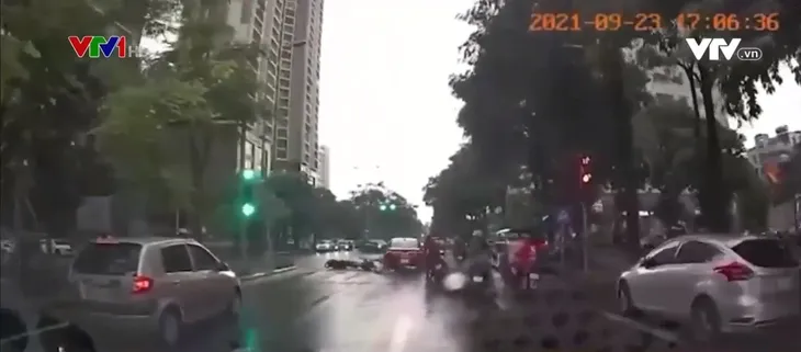 Hà Nội: Ô tô tăng ga khi đèn đỏ, đâm thẳng nhiều người đi xe máy rồi bỏ chạy - Ảnh 1. Hà Nội: Ô tô tăng ga khi đèn đỏ, đâm thẳng nhiều người đi xe máy rồi bỏ chạy - Ảnh 1.