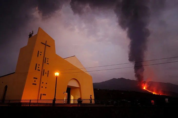 Sau 9 ngày phun trào, dung nham núi lửa tại La Palma bắt đầu tràn ra biển - Ảnh 1. Sau 9 ngày phun trào, dung nham núi lửa tại La Palma bắt đầu tràn ra biển - Ảnh 1.