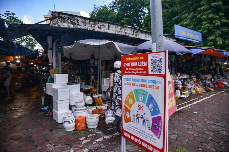 Nhiều người Hà Nội ‘quên’ quét mã QR Code phòng dịch COVID-19 - Ảnh 1.