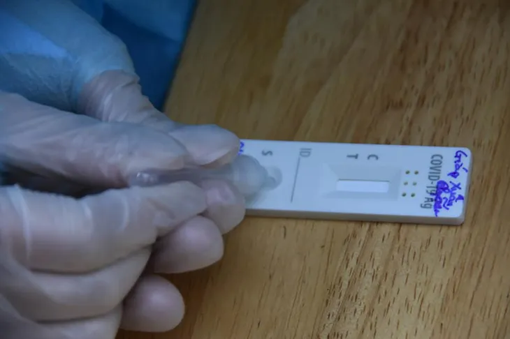 Bộ Y tế đề nghị đưa test xét nghiệm COVID-19 vào mặt hàng bình ổn giá - Ảnh 1. Bộ Y tế đề nghị đưa test xét nghiệm COVID-19 vào mặt hàng bình ổn giá - Ảnh 1.