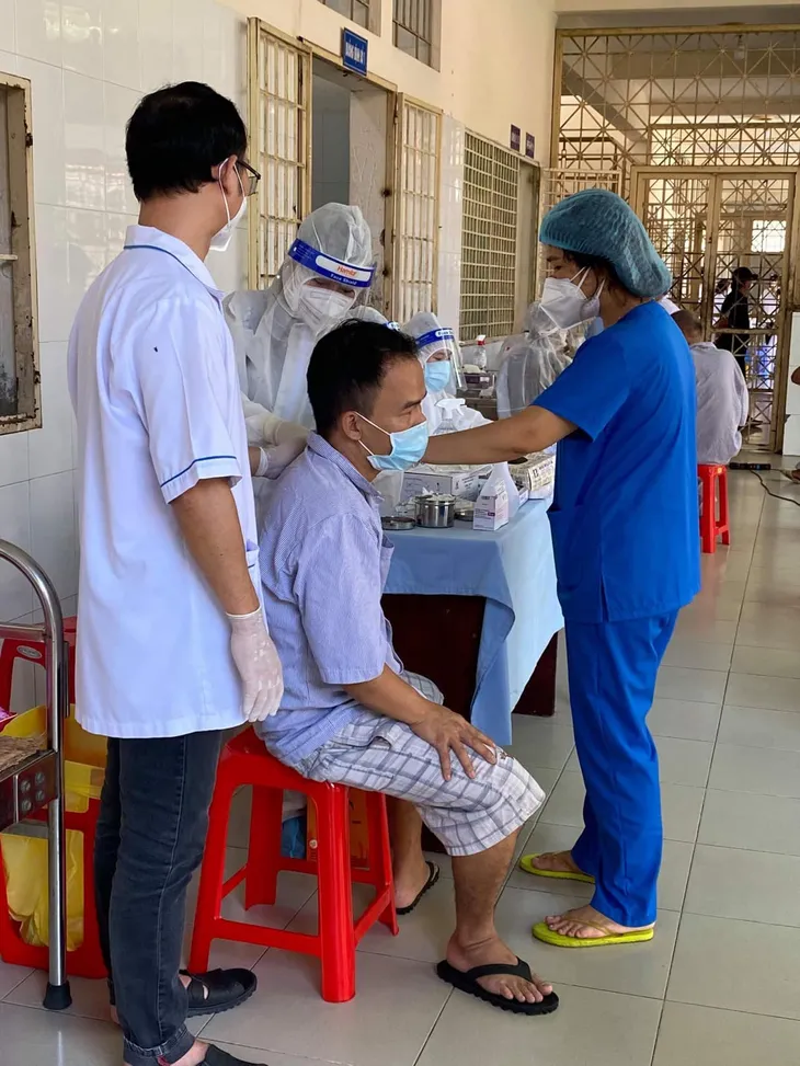 Gần 700 bệnh nhân tâm thần đầu tiên được tiêm vaccine phòng COVID-19 - Ảnh 1. Gần 700 bệnh nhân tâm thần đầu tiên được tiêm vaccine phòng COVID-19 - Ảnh 1.