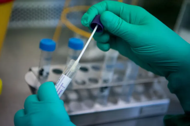 Bộ Y tế đề nghị đưa test xét nghiệm COVID-19 vào mặt hàng bình ổn giá - Ảnh 2. Bộ Y tế đề nghị đưa test xét nghiệm COVID-19 vào mặt hàng bình ổn giá - Ảnh 2.