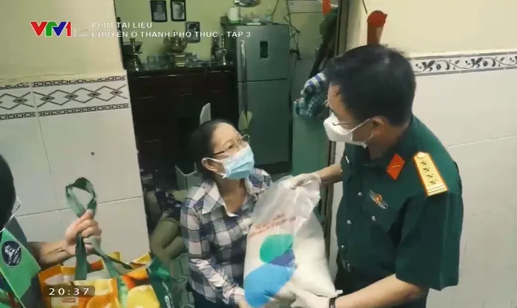 Chuyện ở thành phố thức - Tập 3: Mỗi người dân là một chiến sĩ trong cuộc chiến chống dịch COVID-19 - Ảnh 11. Chuyện ở thành phố thức - Tập 3: Mỗi người dân là một chiến sĩ trong cuộc chiến chống dịch COVID-19 - Ảnh 11.