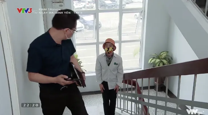 Ngày mai bình yên - Tập 8: Ông Phát điêu đứng vì bố và em trai ép tìm suất ưu tiên tiêm vaccine - Ảnh 14. Ngày mai bình yên - Tập 8: Ông Phát điêu đứng vì bố và em trai ép tìm suất ưu tiên tiêm vaccine - Ảnh 14.