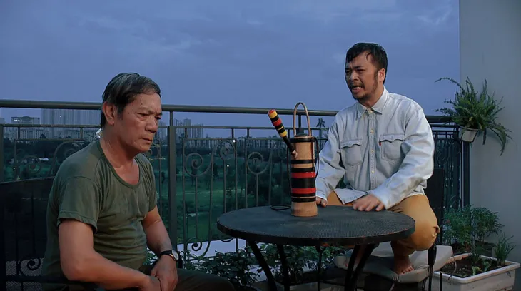 Ngày mai bình yên - Tập 8: Ông Phát điêu đứng vì bố và em trai ép tìm suất ưu tiên tiêm vaccine - Ảnh 5. Ngày mai bình yên - Tập 8: Ông Phát điêu đứng vì bố và em trai ép tìm suất ưu tiên tiêm vaccine - Ảnh 5.