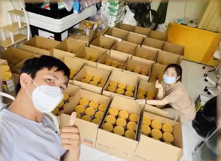 Mang sữa 0 đồng đến các em nhỏ tại khu cách ly - Ảnh 1. Mang sữa 0 đồng đến các em nhỏ tại khu cách ly - Ảnh 1.
