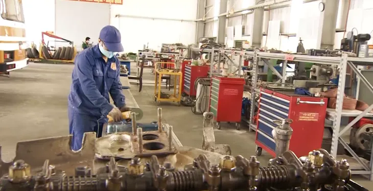 Đạo diễn Việt Tú thể hiện khả năng sửa xe trong chương trình Chúng tôi chiến sĩ - Ảnh 1. Đạo diễn Việt Tú thể hiện khả năng sửa xe trong chương trình Chúng tôi chiến sĩ - Ảnh 1.