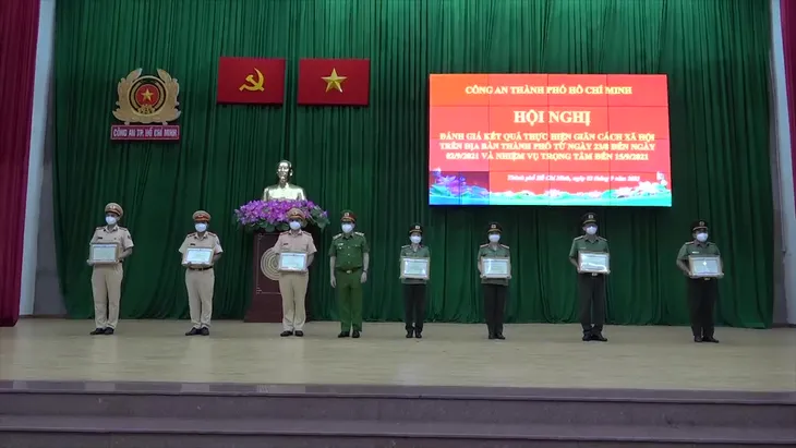 Công an TP Hồ Chí Minh phối hợp đi chợ giúp 746.778 hộ dân - Ảnh 1. Công an TP Hồ Chí Minh phối hợp đi chợ giúp 746.778 hộ dân - Ảnh 1.