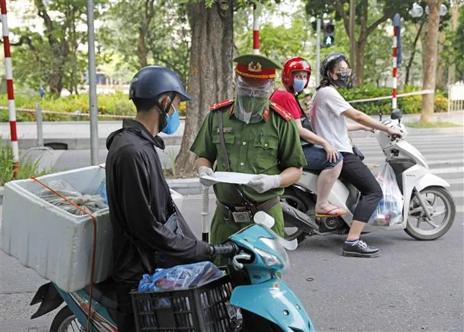 Gần 90% giấy đi đường tại Hà Nội do đơn vị, doanh nghiệp tư nhân cấp - Ảnh 1. Gần 90% giấy đi đường tại Hà Nội do đơn vị, doanh nghiệp tư nhân cấp - Ảnh 1.