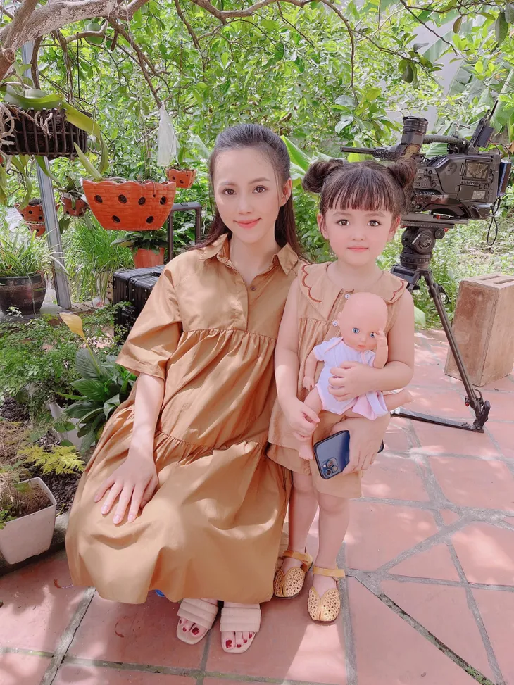 Hương vị tình thân: Ngỡ ngàng Khánh Thy hồi bé và Thu Quỳnh như hai giọt nước - Ảnh 7. Hương vị tình thân: Ngỡ ngàng Khánh Thy hồi bé và Thu Quỳnh như hai giọt nước - Ảnh 7.