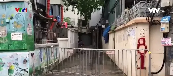 Vì sao nhiều chốt cứng tại Hà Nội chưa được tháo dỡ? - Ảnh 1. Vì sao nhiều chốt cứng tại Hà Nội chưa được tháo dỡ? - Ảnh 1.