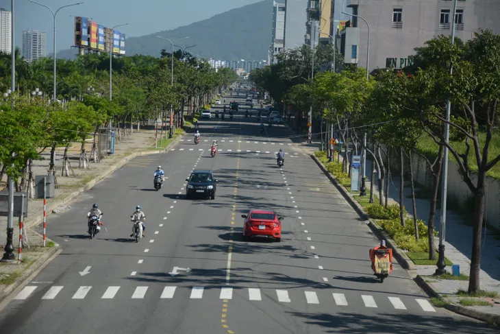 Người dân Đà Nẵng vui mừng khi được mở chợ, tắm biển trở lại - Ảnh 1. Người dân Đà Nẵng vui mừng khi được mở chợ, tắm biển trở lại - Ảnh 1.