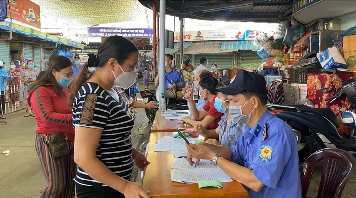 Người dân Đà Nẵng vui mừng khi được mở chợ, tắm biển trở lại - Ảnh 2. Người dân Đà Nẵng vui mừng khi được mở chợ, tắm biển trở lại - Ảnh 2.