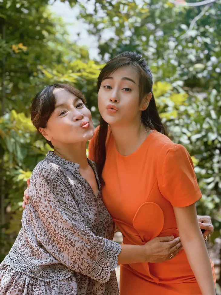 Hương vị tình thân: Nam từ nay đã có mẹ Bích, bà Xuân - Thy có đàn áp nổi? - Ảnh 2. Hương vị tình thân: Nam từ nay đã có mẹ Bích, bà Xuân - Thy có đàn áp nổi? - Ảnh 2.