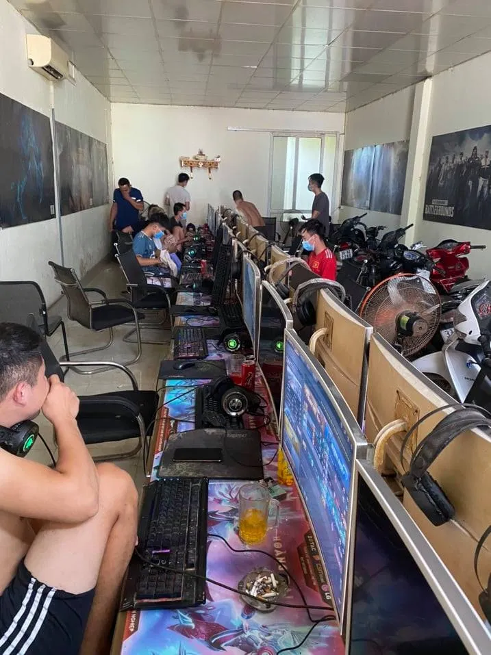 Giữa mùa dịch, 10 thanh niên tụ tập chơi trò chơi điện tử tại quán Internet - Ảnh 1. Giữa mùa dịch, 10 thanh niên tụ tập chơi trò chơi điện tử tại quán Internet - Ảnh 1.