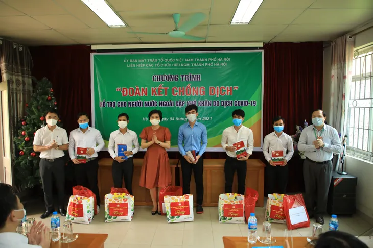 Hỗ trợ người nước ngoài sinh sống ở Hà Nội gặp khó khăn vì COVID-19 - Ảnh 2. Hỗ trợ người nước ngoài sinh sống ở Hà Nội gặp khó khăn vì COVID-19 - Ảnh 2.