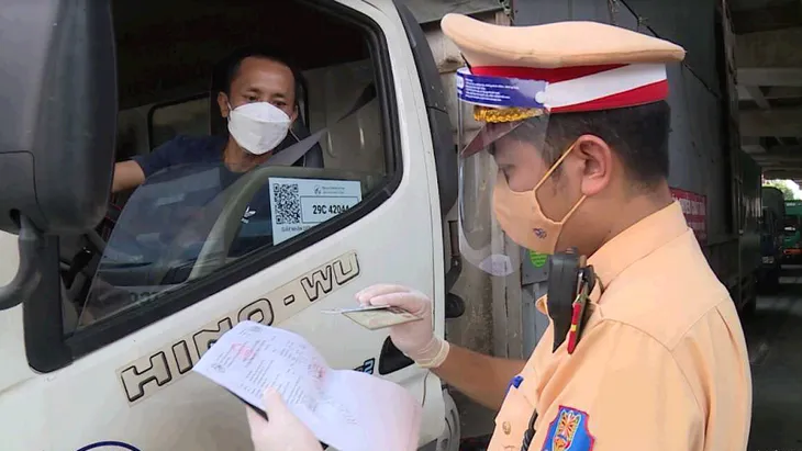 Công an TP Hà Nội thêm 2 số đường dây nóng phục vụ đăng ký cấp giấy đi đường - Ảnh 1. Công an TP Hà Nội thêm 2 số đường dây nóng phục vụ đăng ký cấp giấy đi đường - Ảnh 1.