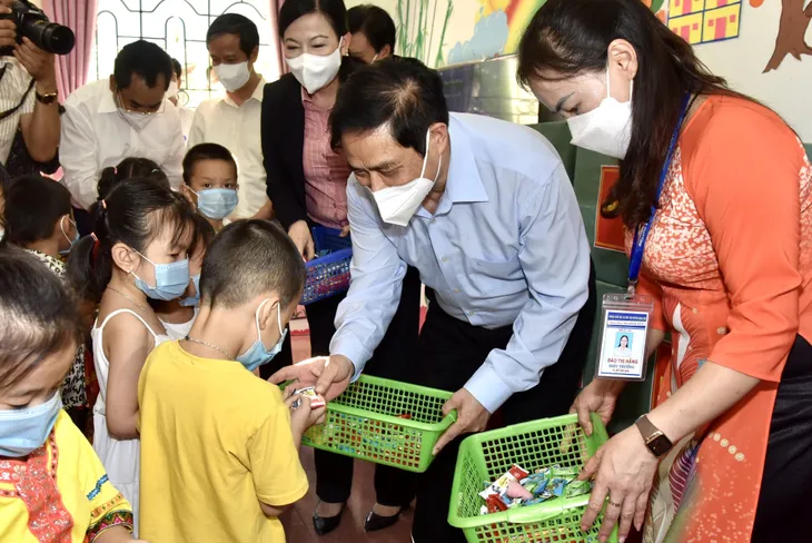 Thủ tướng: Tạo điều kiện học tập tốt nhất cho con em đồng bào các dân tộc - Ảnh 1. Thủ tướng: Tạo điều kiện học tập tốt nhất cho con em đồng bào các dân tộc - Ảnh 1.