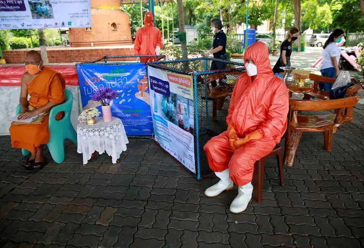 Thái Lan chế tạo đồ bảo vệ chống COVID-19 từ vỏ chai nhựa - Ảnh 3. Thái Lan chế tạo đồ bảo vệ chống COVID-19 từ vỏ chai nhựa - Ảnh 3.
