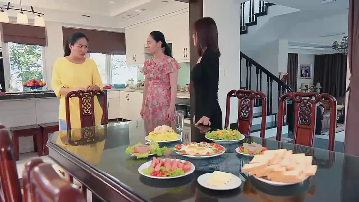 Hương vị tình thân phần 2 - Tập 27: Mải hùa theo mẹ chồng chèn ép Nam, Thy không hay biết trà xanh muốn cướp chồng - Ảnh 15. Hương vị tình thân phần 2 - Tập 27: Mải hùa theo mẹ chồng chèn ép Nam, Thy không hay biết trà xanh muốn cướp chồng - Ảnh 15.