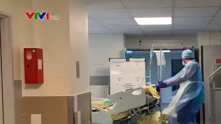 Điều trị F0 tại nhà - chiến lược chống dịch trước khi có vaccine ở Pháp - Ảnh 1. Điều trị F0 tại nhà - chiến lược chống dịch trước khi có vaccine ở Pháp - Ảnh 1.