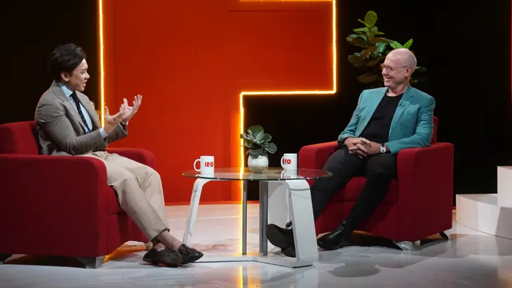Host Tùng Đặng gặp lại thầy giáo cũ tại IFO Nightly Show - Ảnh 1. Host Tùng Đặng gặp lại thầy giáo cũ tại IFO Nightly Show - Ảnh 1.
