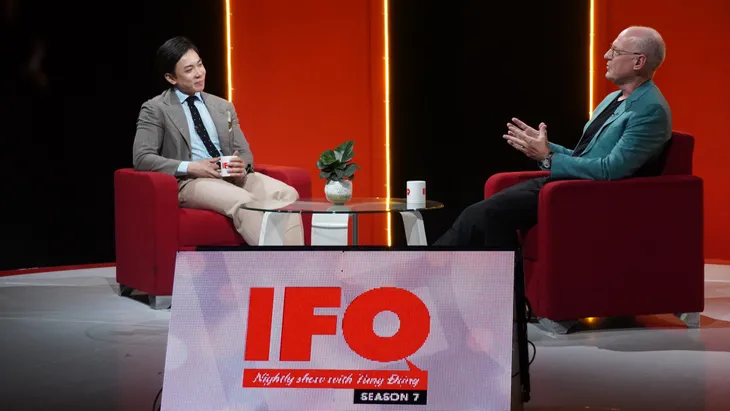 Host Tùng Đặng gặp lại thầy giáo cũ tại IFO Nightly Show - Ảnh 2. Host Tùng Đặng gặp lại thầy giáo cũ tại IFO Nightly Show - Ảnh 2.