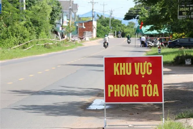 Thêm nhiều ca mắc COVID-19 trong cộng đồng, Bình Thuận khẩn trương khoanh vùng dập dịch - Ảnh 1.