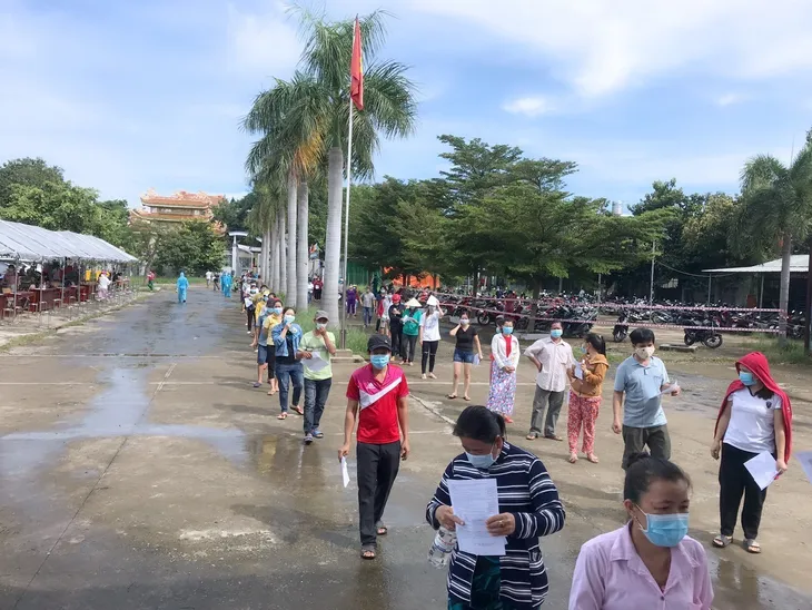 Bình Dương xem xét cấp thẻ xanh cho người tiêm đủ 2 mũi vaccine - Ảnh 1. Bình Dương xem xét cấp thẻ xanh cho người tiêm đủ 2 mũi vaccine - Ảnh 1.