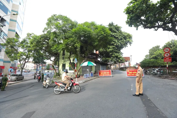 Bí thư Thành ủy Hà Nội: Cấp giấy đi đường nhanh, gọn, thực hiện giãn cách triệt để trong vùng đỏ - Ảnh 1. Bí thư Thành ủy Hà Nội: Cấp giấy đi đường nhanh, gọn, thực hiện giãn cách triệt để trong vùng đỏ - Ảnh 1.