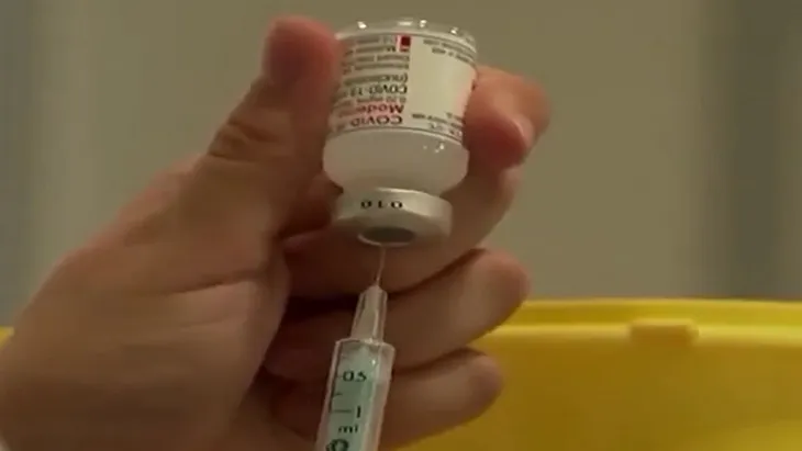Tiêm kết hợp hai loại vaccine được nhiều nước triển khai - Ảnh 1. Tiêm kết hợp hai loại vaccine được nhiều nước triển khai - Ảnh 1.