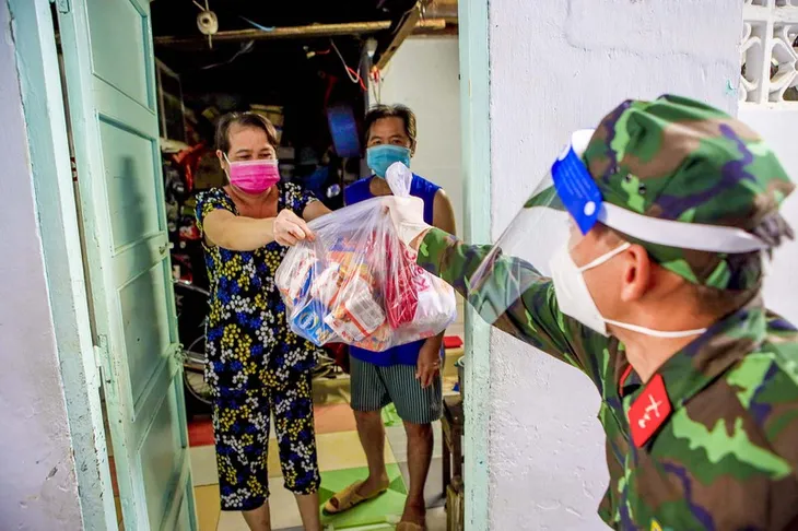 Dùng xe đạp thồ vận chuyển lương thực vào từng ngõ, từng nhà - Ảnh 3. Dùng xe đạp thồ vận chuyển lương thực vào từng ngõ, từng nhà - Ảnh 3.