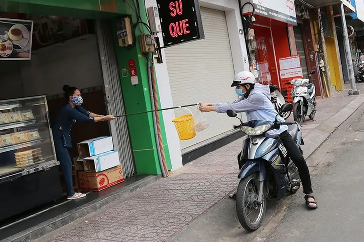 TP Hồ Chí Minh cho phép mở lại dịch vụ ăn uống, chỉ bán mang đi - Ảnh 1. TP Hồ Chí Minh cho phép mở lại dịch vụ ăn uống, chỉ bán mang đi - Ảnh 1.