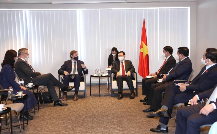 Chủ tịch Quốc hội: Việt Nam cam kết đồng hành, tạo điều kiện cho các nhà đầu tư quốc tế - Ảnh 1.