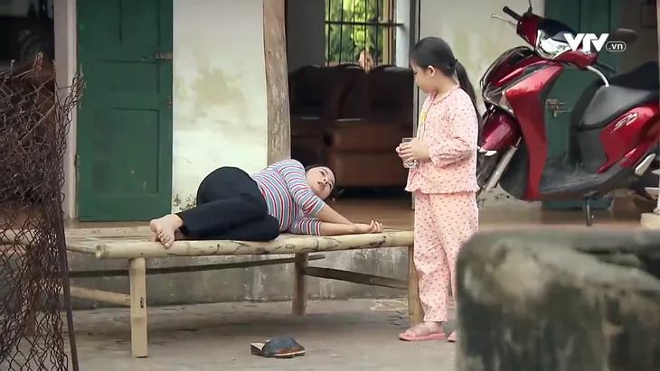 Phố trong làng - Tập 38: Chết cười cách phòng trộm của vợ chồng Mến khi bỗng chốc giàu có - Ảnh 1. Phố trong làng - Tập 38: Chết cười cách phòng trộm của vợ chồng Mến khi bỗng chốc giàu có - Ảnh 1.
