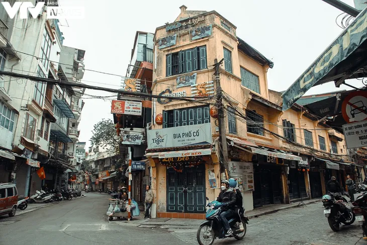 Phố phường thủ đô đẹp lạ trong ngày đầu năm mới - Ảnh 1. Phố phường thủ đô đẹp lạ trong ngày đầu năm mới - Ảnh 1.