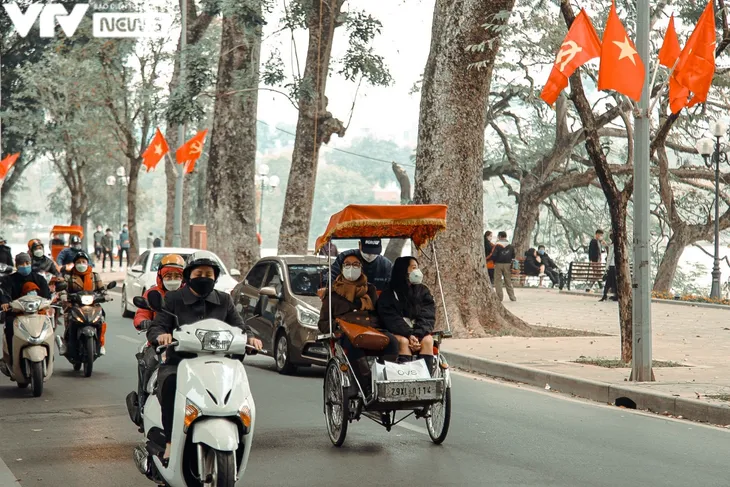 Phố phường thủ đô đẹp lạ trong ngày đầu năm mới - Ảnh 2. Phố phường thủ đô đẹp lạ trong ngày đầu năm mới - Ảnh 2.