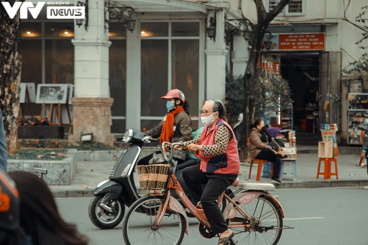 Phố phường thủ đô đẹp lạ trong ngày đầu năm mới - Ảnh 3. Phố phường thủ đô đẹp lạ trong ngày đầu năm mới - Ảnh 3.