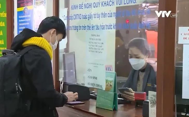 Dừng hoạt động xe khách, người dân đi Hải Phòng bằng tàu hoả - Ảnh 1. Dừng hoạt động xe khách, người dân đi Hải Phòng bằng tàu hoả - Ảnh 1.
