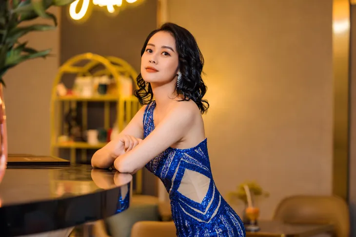 MC Phí Linh diện váy xẻ táo bạo - Ảnh 1. MC Phí Linh diện váy xẻ táo bạo - Ảnh 1.