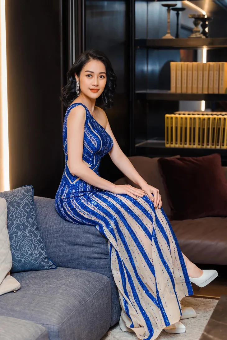 MC Phí Linh diện váy xẻ táo bạo - Ảnh 2. MC Phí Linh diện váy xẻ táo bạo - Ảnh 2.