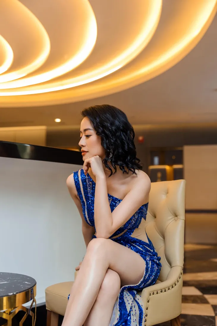 MC Phí Linh diện váy xẻ táo bạo - Ảnh 3. MC Phí Linh diện váy xẻ táo bạo - Ảnh 3.